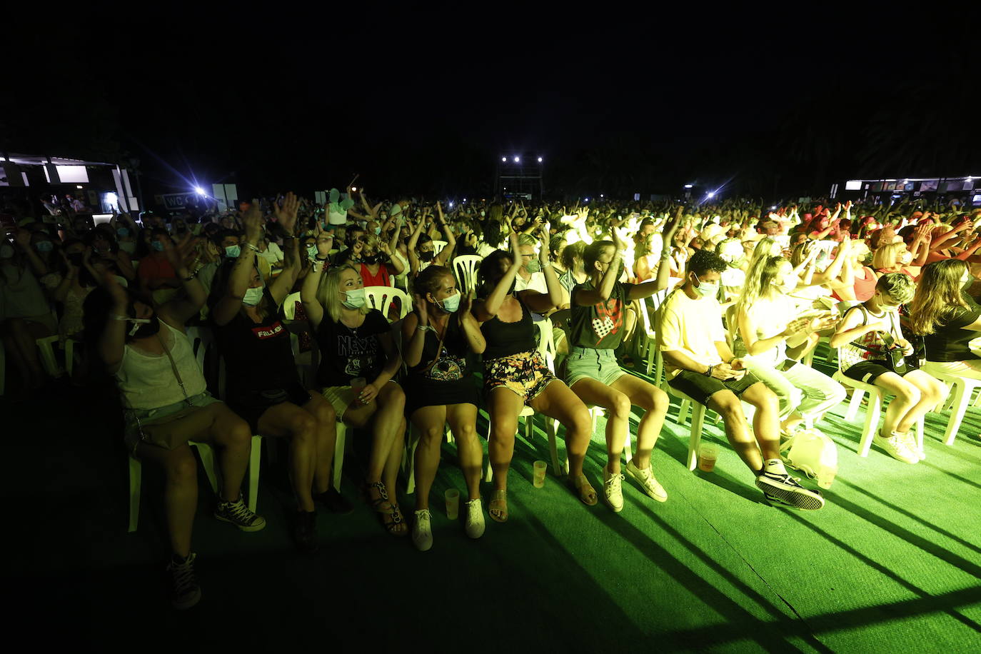 Camela ha hecho bailar al público congregado en los conciertos de Viveros de Valencia, que este fin de semana celebra la recta final de la cita musical. El dúo formado por Dioni y Ángeles está celebrando con esta gira sus 25 años de carrera. Ante unos seguidores entregados han repasado este viernes algunos de los grandes éxitos que les han hecho triunfar todo este tiempo. 