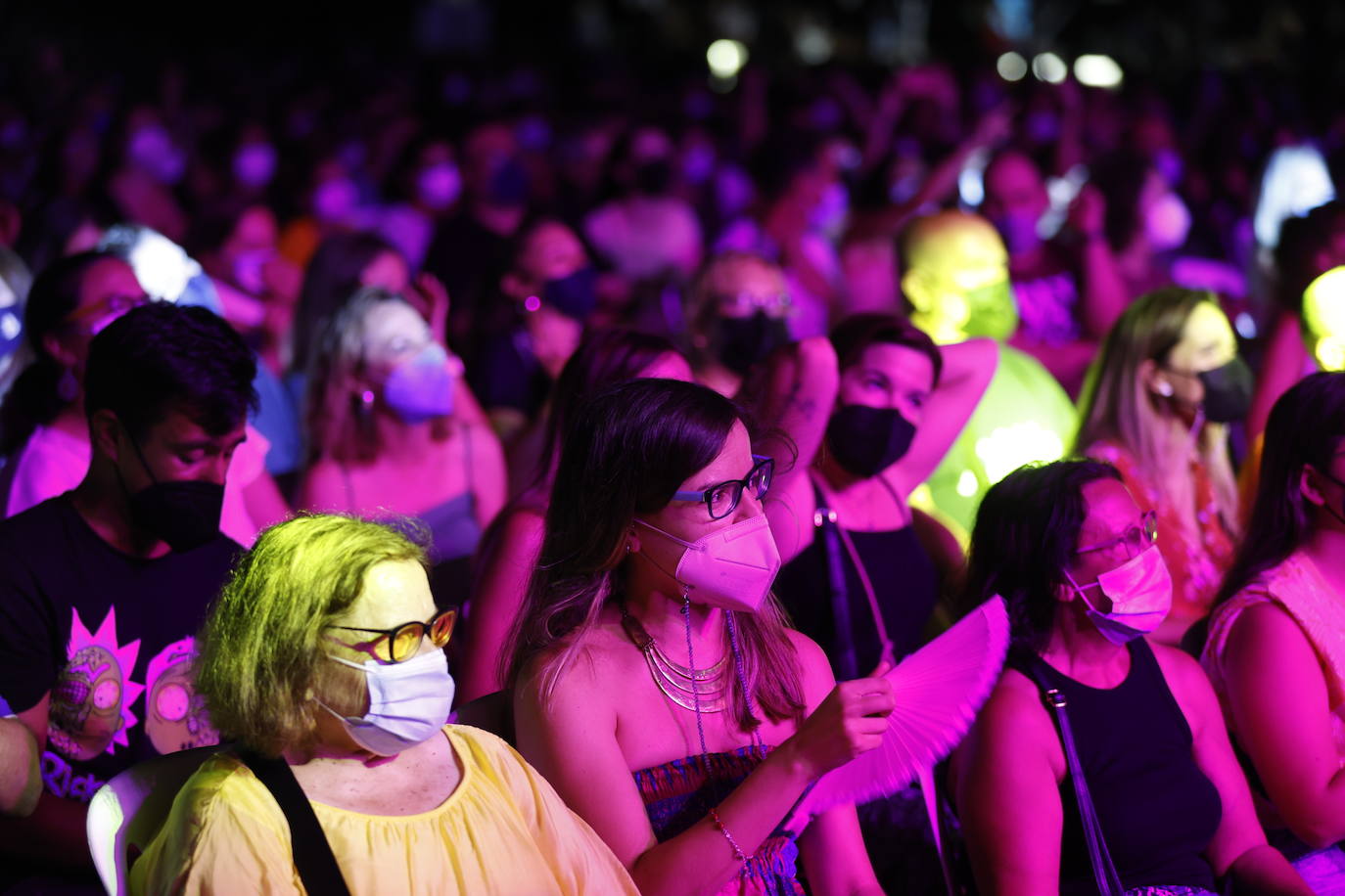 Camela ha hecho bailar al público congregado en los conciertos de Viveros de Valencia, que este fin de semana celebra la recta final de la cita musical. El dúo formado por Dioni y Ángeles está celebrando con esta gira sus 25 años de carrera. Ante unos seguidores entregados han repasado este viernes algunos de los grandes éxitos que les han hecho triunfar todo este tiempo. 