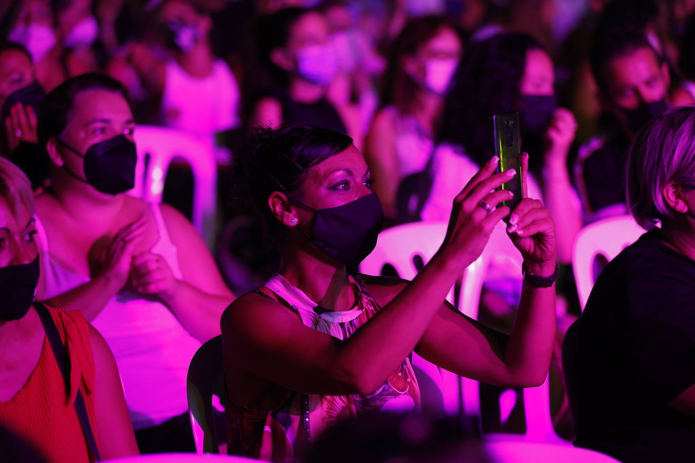 Camela ha hecho bailar al público congregado en los conciertos de Viveros de Valencia, que este fin de semana celebra la recta final de la cita musical. El dúo formado por Dioni y Ángeles está celebrando con esta gira sus 25 años de carrera. Ante unos seguidores entregados han repasado este viernes algunos de los grandes éxitos que les han hecho triunfar todo este tiempo. 