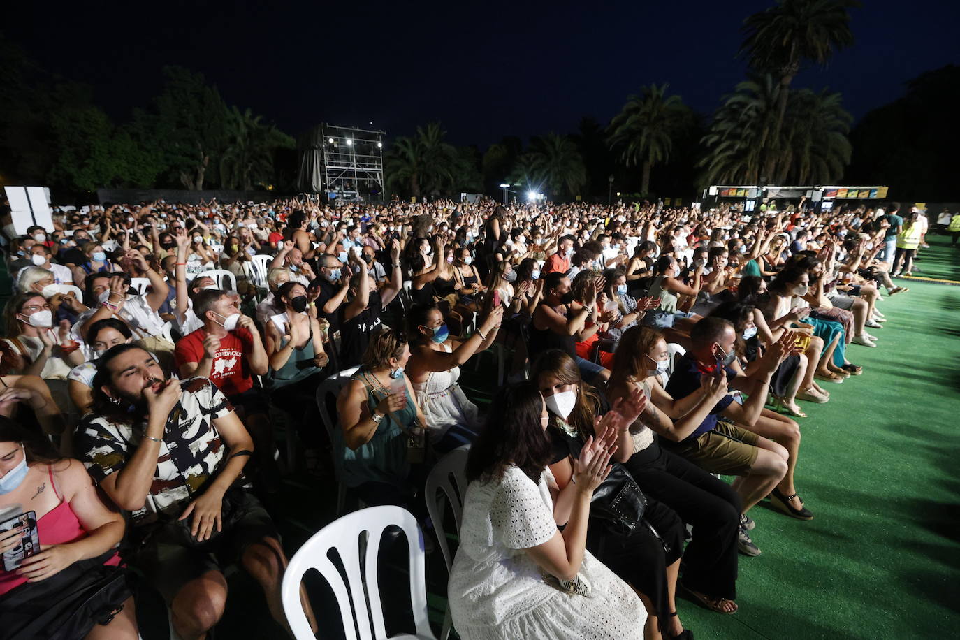 Camela ha hecho bailar al público congregado en los conciertos de Viveros de Valencia, que este fin de semana celebra la recta final de la cita musical. El dúo formado por Dioni y Ángeles está celebrando con esta gira sus 25 años de carrera. Ante unos seguidores entregados han repasado este viernes algunos de los grandes éxitos que les han hecho triunfar todo este tiempo. 