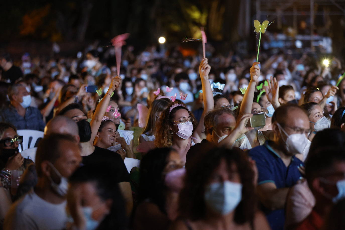 Camela ha hecho bailar al público congregado en los conciertos de Viveros de Valencia, que este fin de semana celebra la recta final de la cita musical. El dúo formado por Dioni y Ángeles está celebrando con esta gira sus 25 años de carrera. Ante unos seguidores entregados han repasado este viernes algunos de los grandes éxitos que les han hecho triunfar todo este tiempo. 