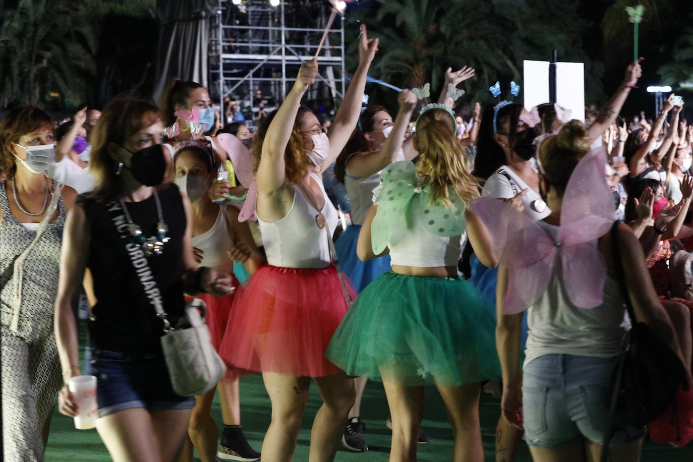 Camela ha hecho bailar al público congregado en los conciertos de Viveros de Valencia, que este fin de semana celebra la recta final de la cita musical. El dúo formado por Dioni y Ángeles está celebrando con esta gira sus 25 años de carrera. Ante unos seguidores entregados han repasado este viernes algunos de los grandes éxitos que les han hecho triunfar todo este tiempo. 