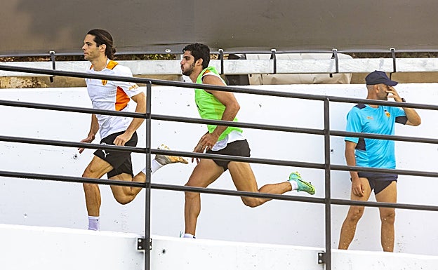 Gonçalo Guedes, durante la sesión preparatoria de ayer en Paterna. 