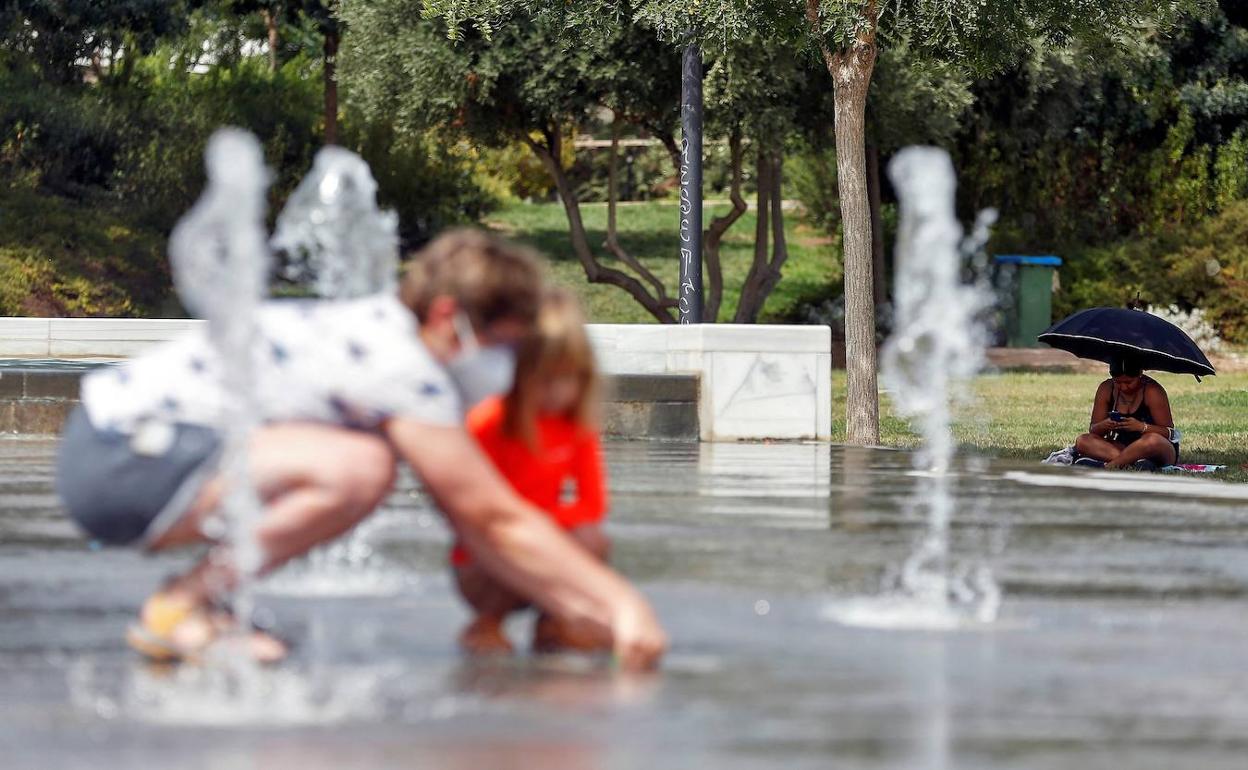 una mujer y una niña se refrescan en Valencia. 