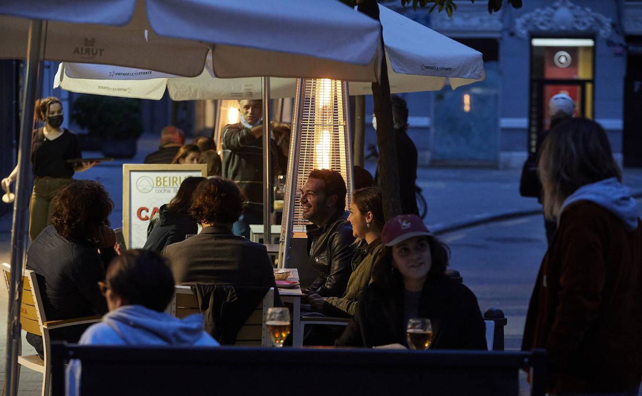 Clientes, en una terraza del barrio de Ruzafa. 