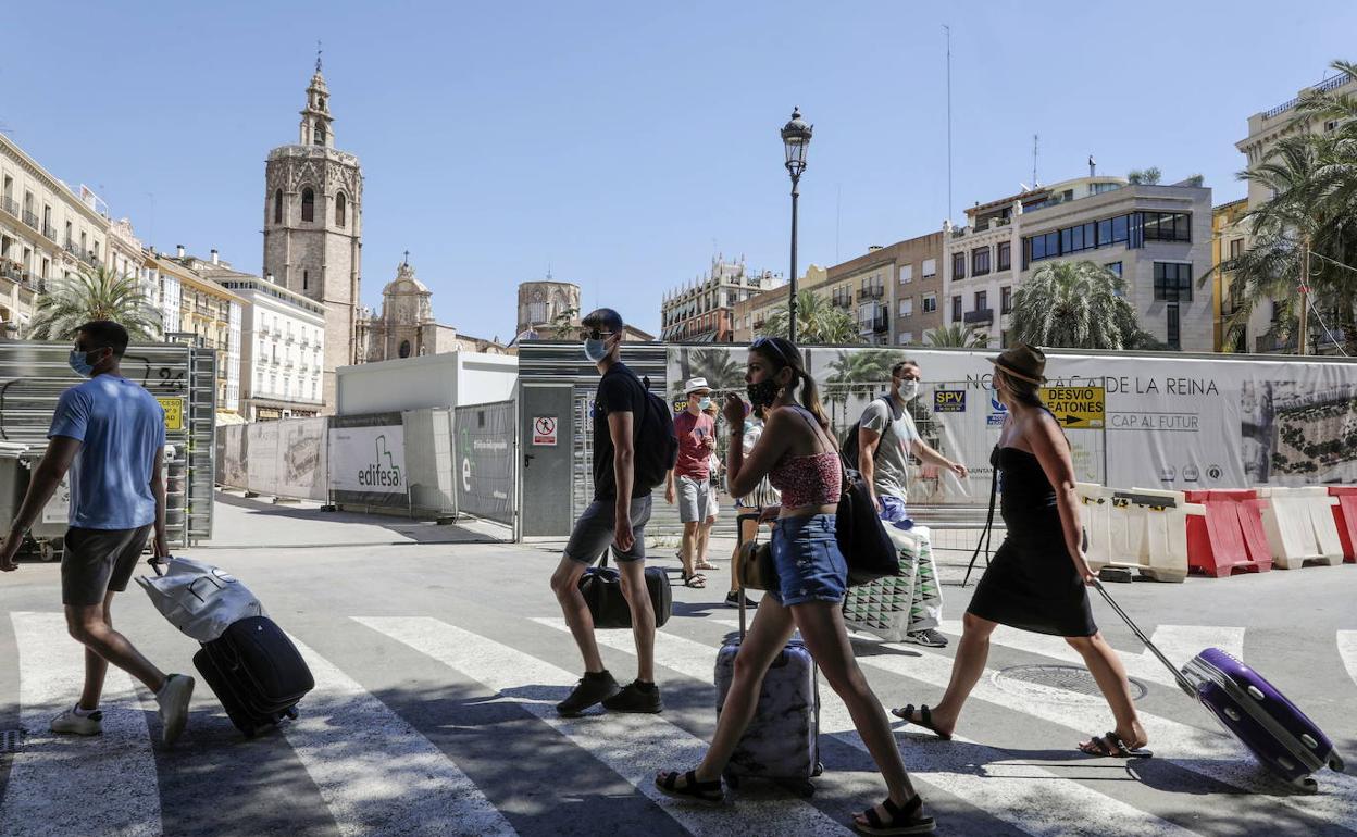 Turistas por la ciudad de Valencia.