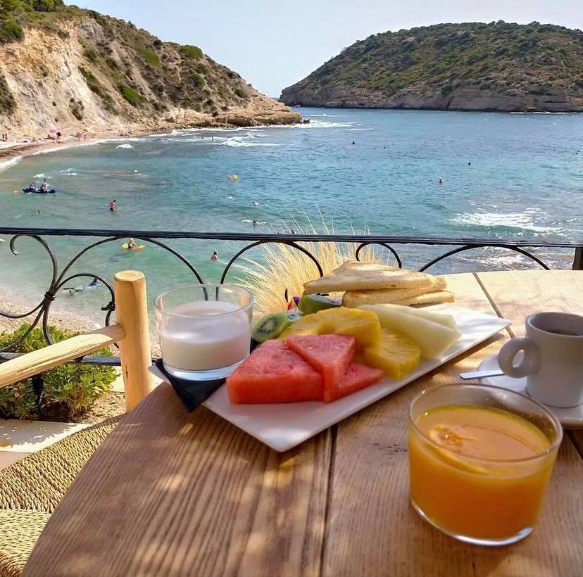 Desayuno en Cala Clemence, en el Portitxol.