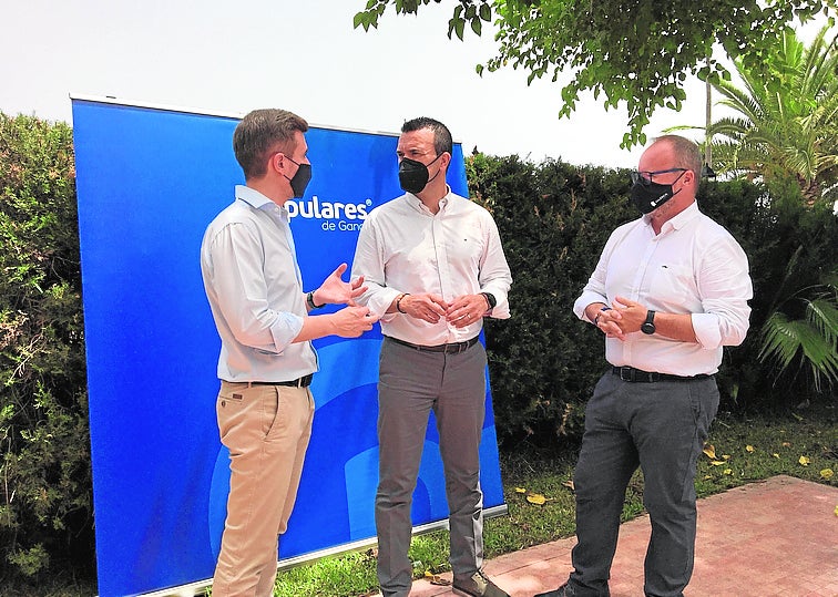 Vícto Soler, Vicente Mompó y Avelino Mascarell, ayer en Gandia. 