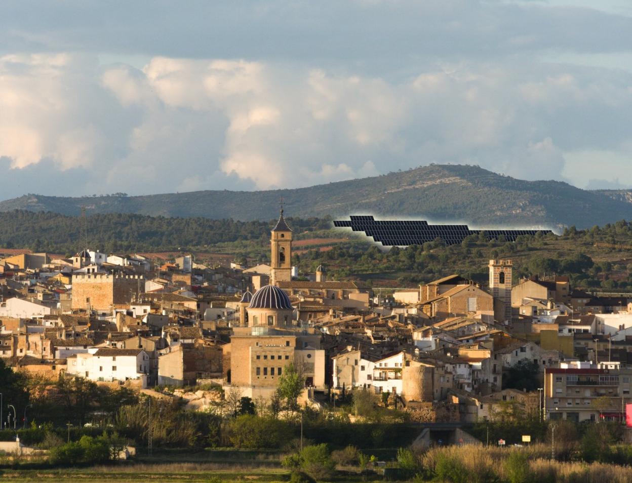 Vista general de Requena y al fondo montaje de donde iría ubicada la planta solar. Plataforma utiel-requena sostenible