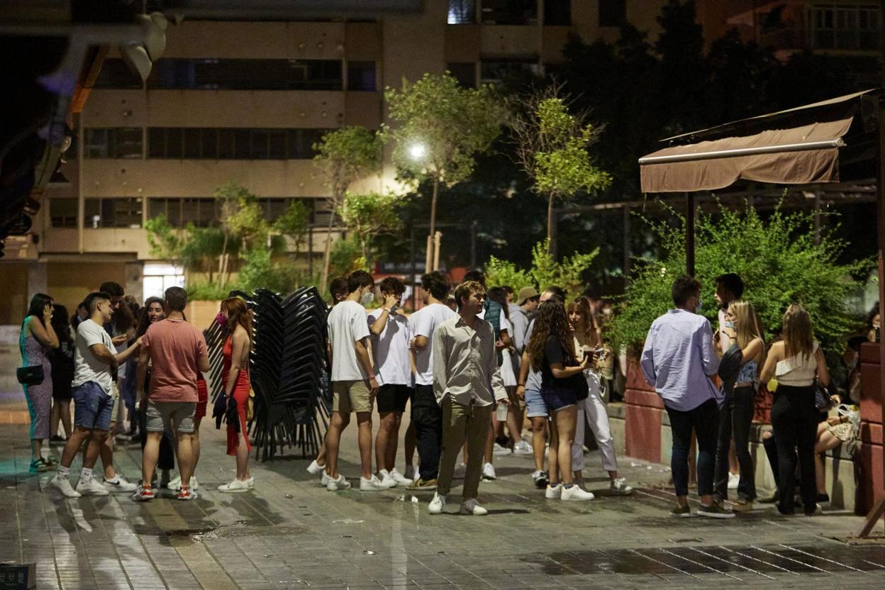 Un grupo nutrido de jóvenes celebra un botellón en la plaza Honduras de Valencia. I. A.