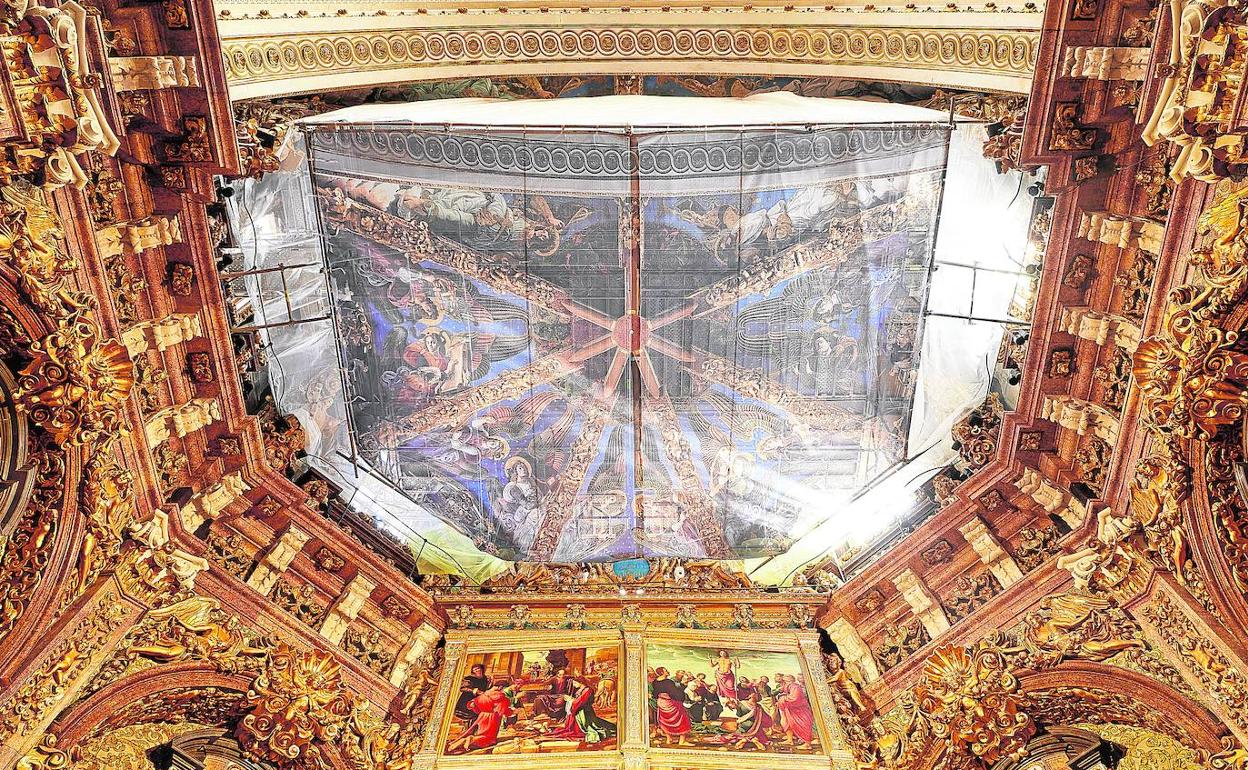 El interior de la Catedral de Valencia. Las pinturas están protegidas por una lona. 