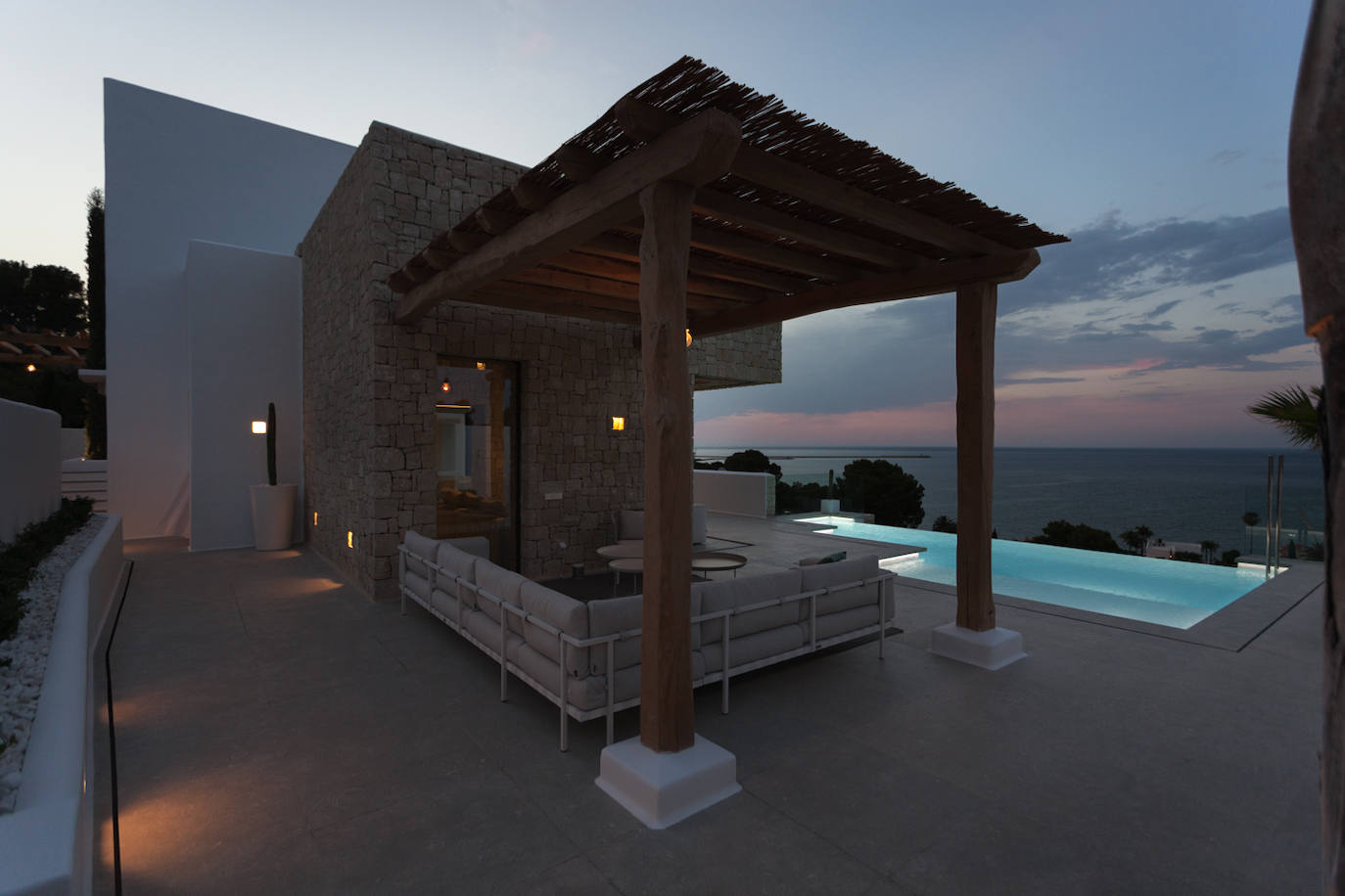 De noche, el porche ofrece vistas inmejorables al mar Mediterráneo.