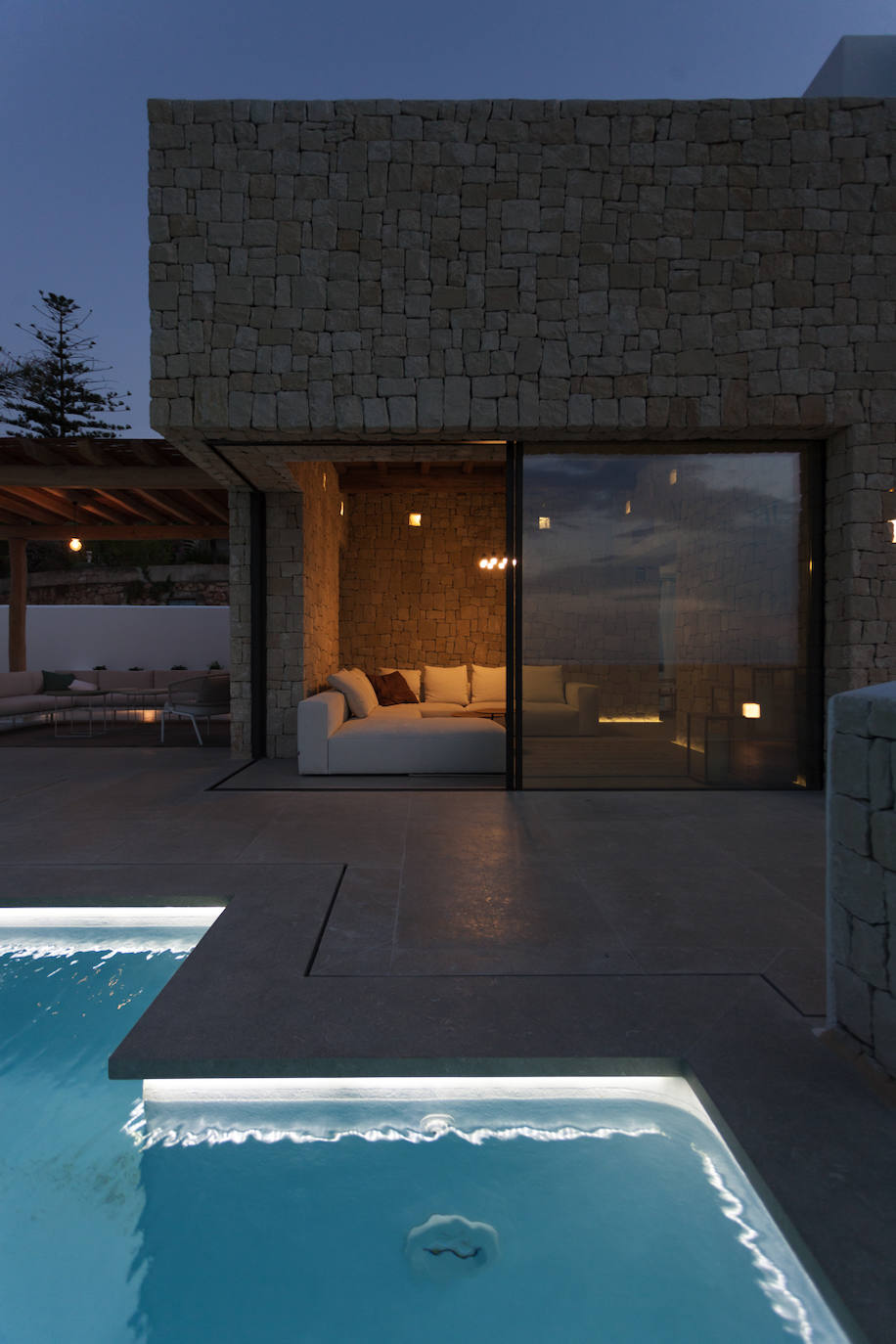 La vivienda es muy cómoda, construida sobre un zócalo de piedra al mismo nivel.