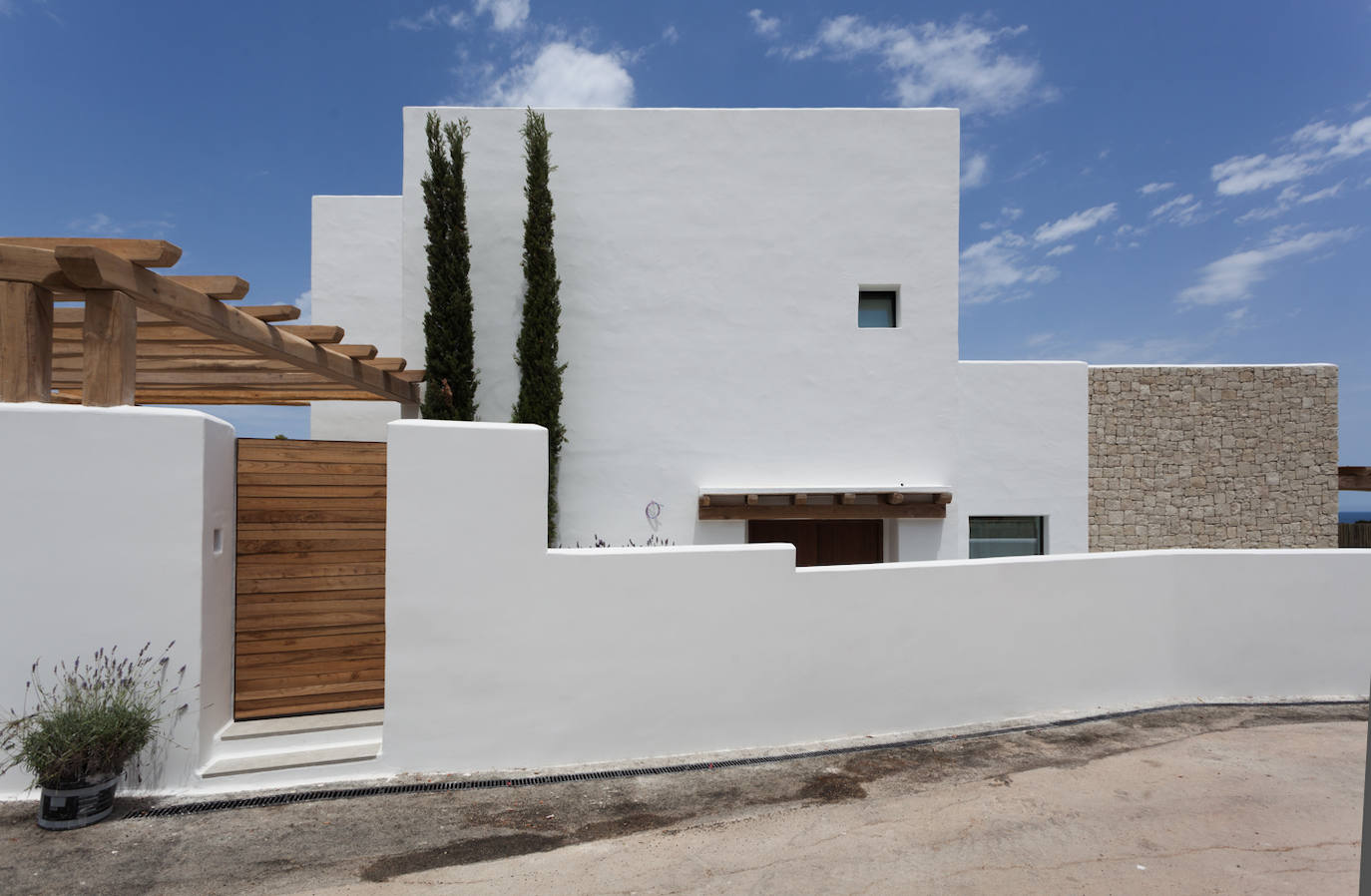 El acceso a la vivienda está ubicado en el lado oeste buscando privacidad.