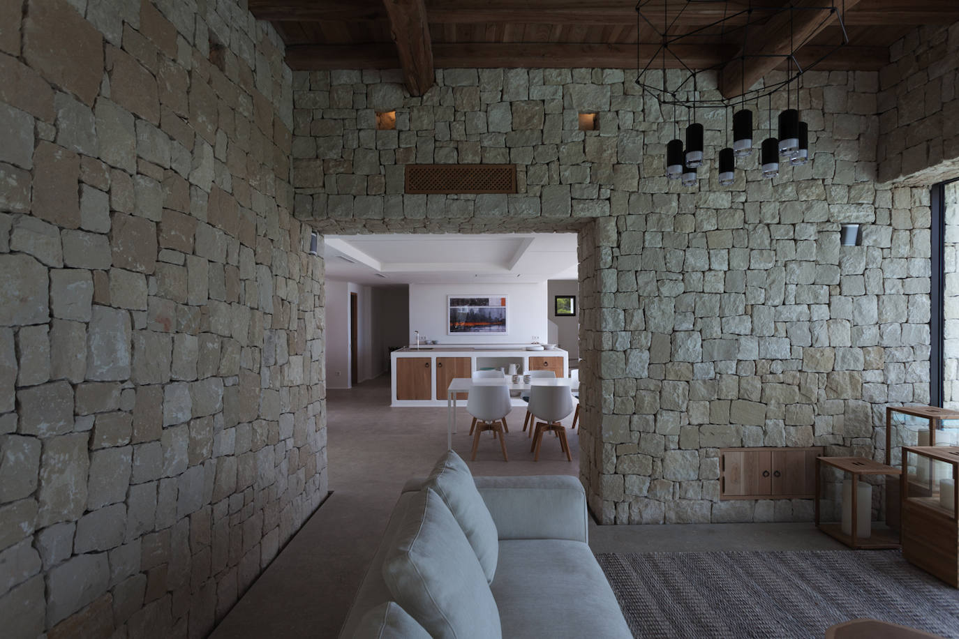 El salón está semiabierto a la cocina con la piedra como protagonista.