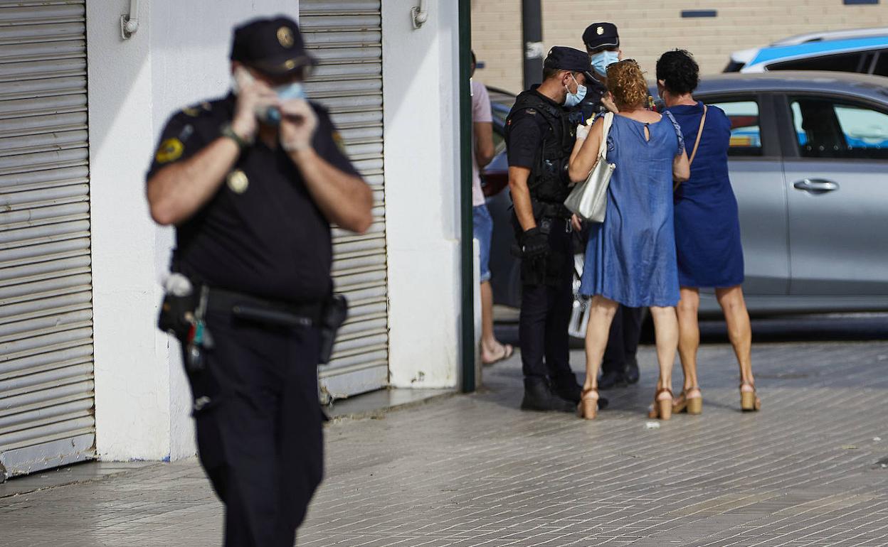 Agentes de policía en el lugar del suceso. 