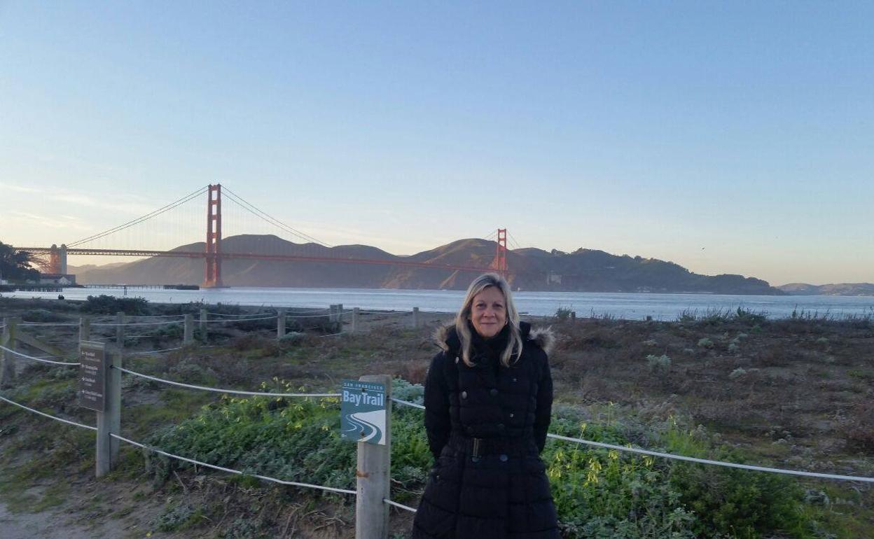 Amparo Matíes, junto al Golden Gate de San Francisco.