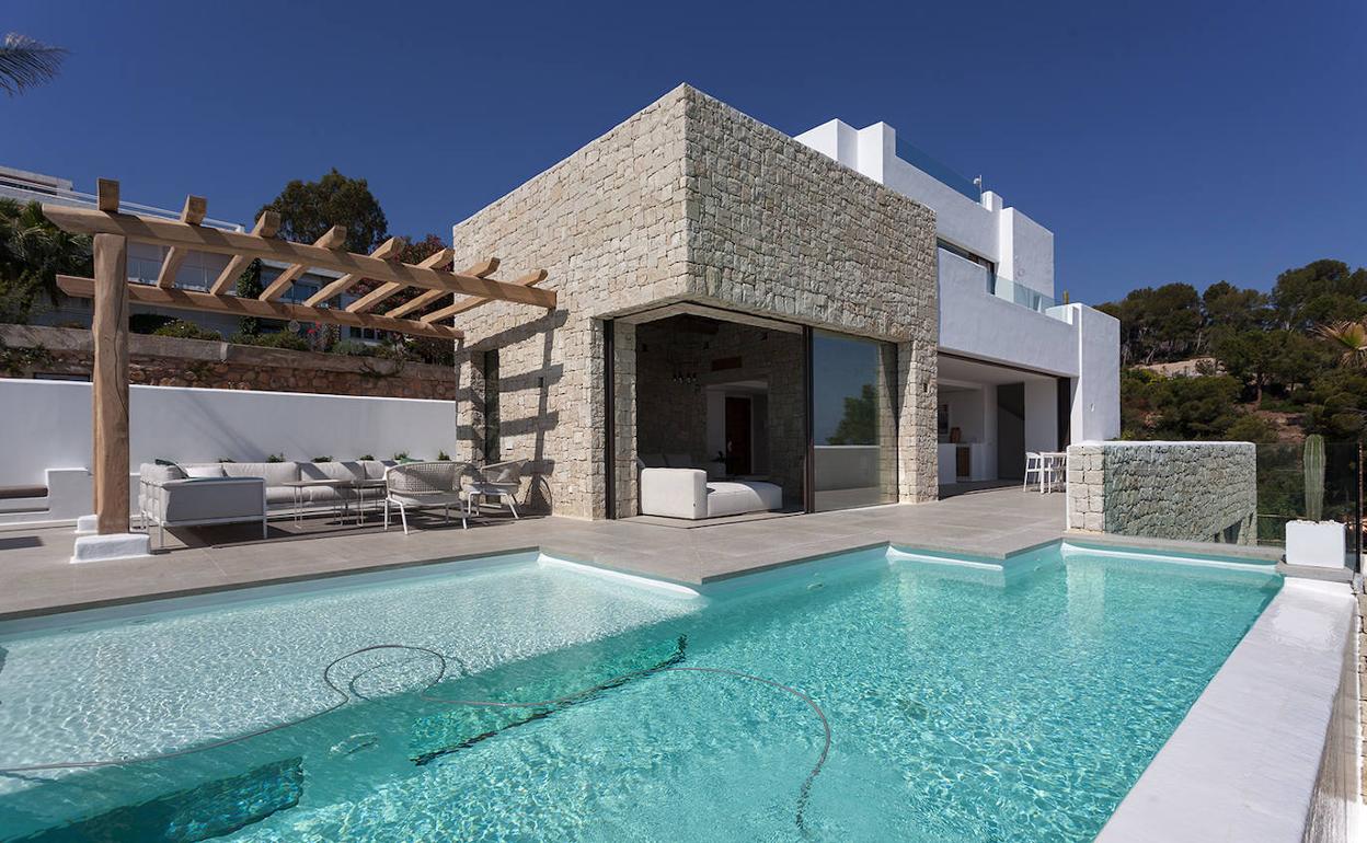 La casa está asentada sobre un zócalo de piedra, un material que se ha utilizado tanto en el exterior como en el interior de la vivienda.