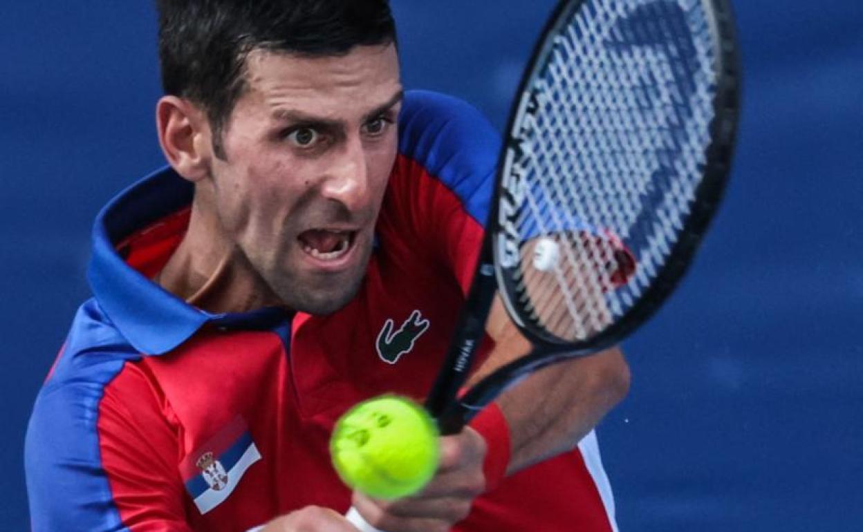 Djokovic golpea la bola. 