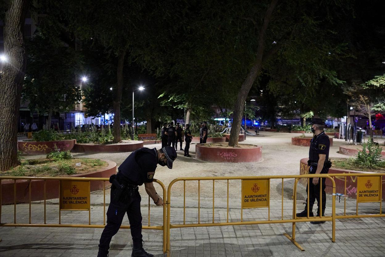 La policía valla la plaza de Honduras para evitar el botellón. iván arlandis
