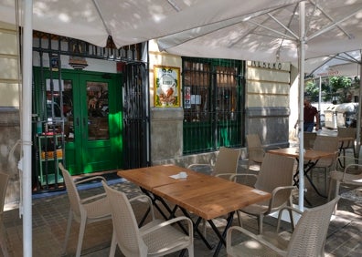 Imagen secundaria 1 - Arriba, terraza de la taberna andaluza El Albero. Abajo a la izquierda, fachada de la taberna. Abajo a la derecha, el altar dedicado a la Virgen de Rocío. 