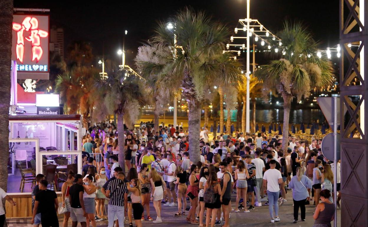 Un grupo de jóvenes concentrados en Benidorm, en el paseo marítimo. 