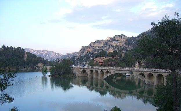 A orillas del embalse de Ulldecona se encuentra el hotel Molí d'Abad, visible en la imagen. 