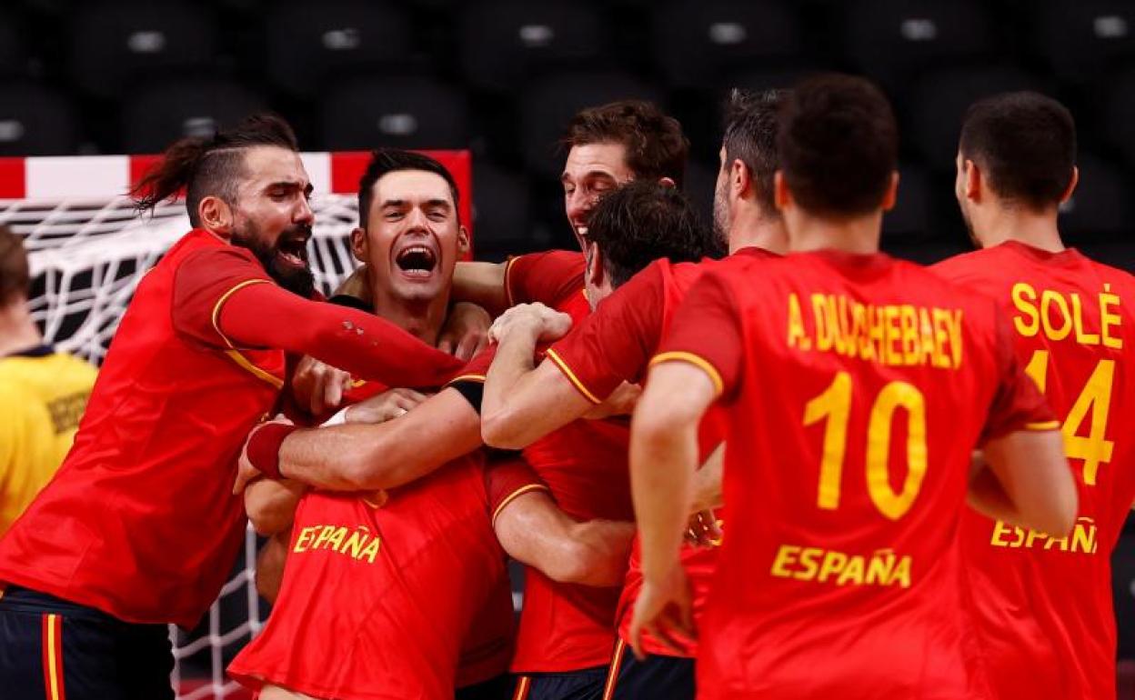 Los jugadores españoles celebran la victoria ante Noruega. 