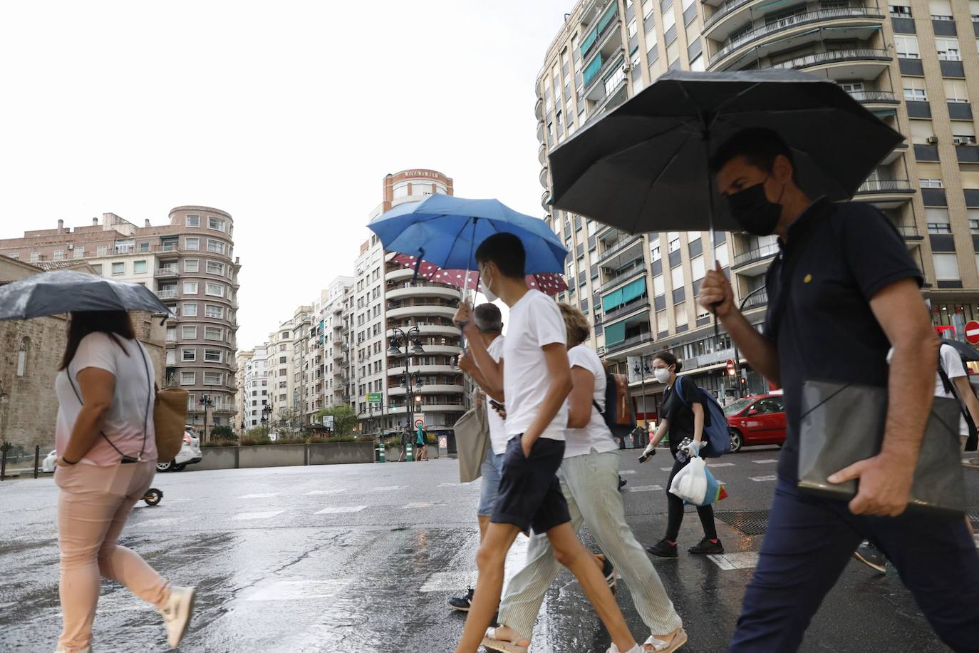 La lluvia ha golpeado a la Comunitat desde primera hora del lunes, con fuertes lluvias que han protagonizado la primera tormenta del verano. En algunos municipios han superado los 60 litros por metro cuadrado. 