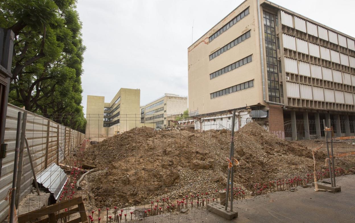 Las vallas cierran las obras de ampliación del Clínico, donde ayer no había actividad. damián torres