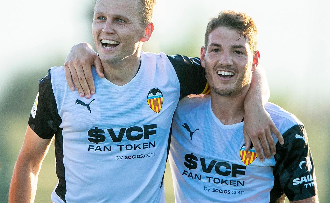 Denis Cheryshev y Manu Vallejo durante un encuentro de pretemporada 