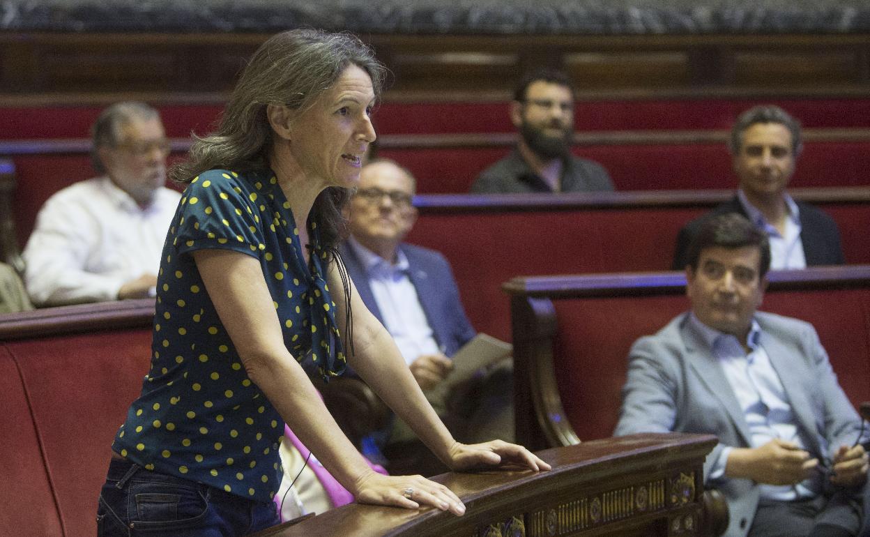 La exconcejal de València en Comú María Oliver en un pleno del Ayuntamiento.