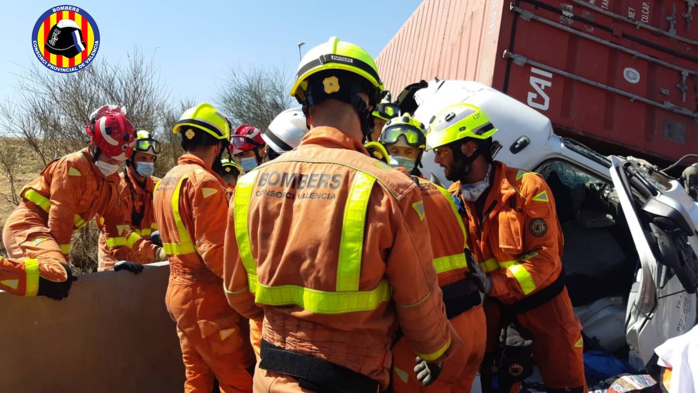 Fotos: Grave accidente entre camiones en Sagunto