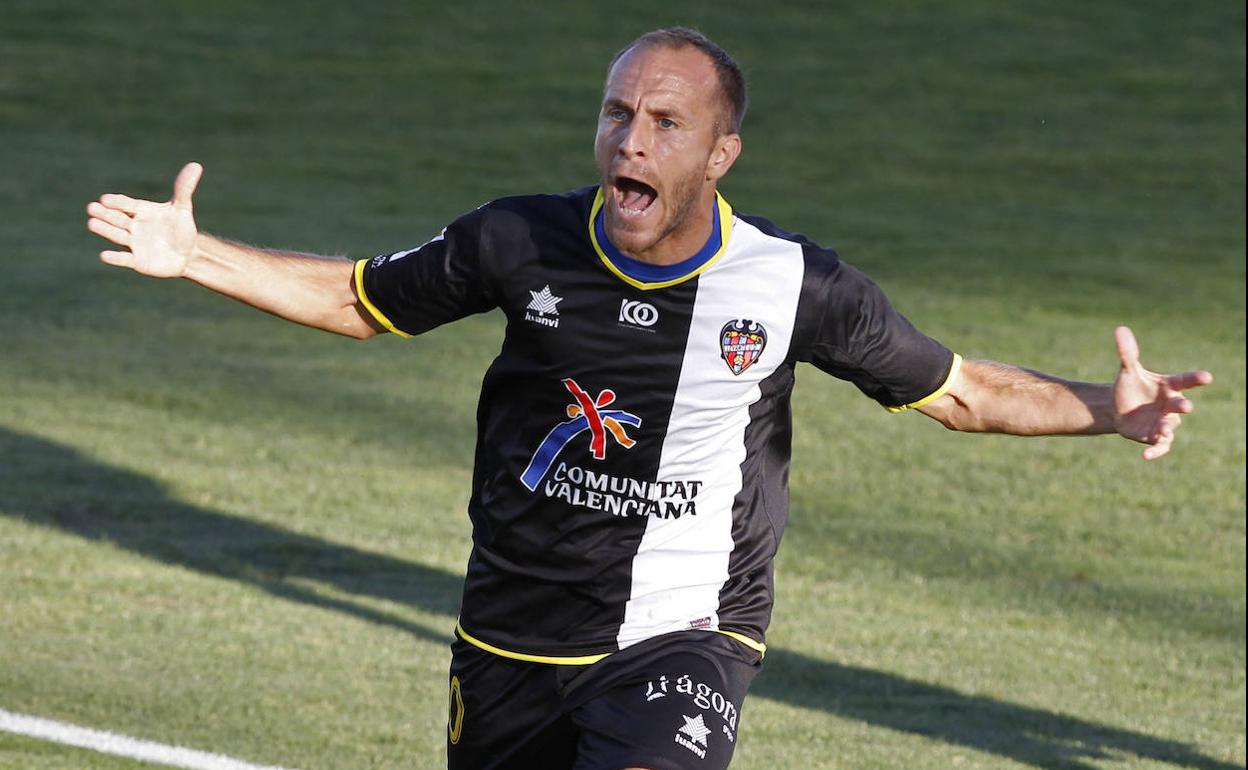 Juanlu Gómez celebra un gol durante su inolvidable etapa en el Levante. 