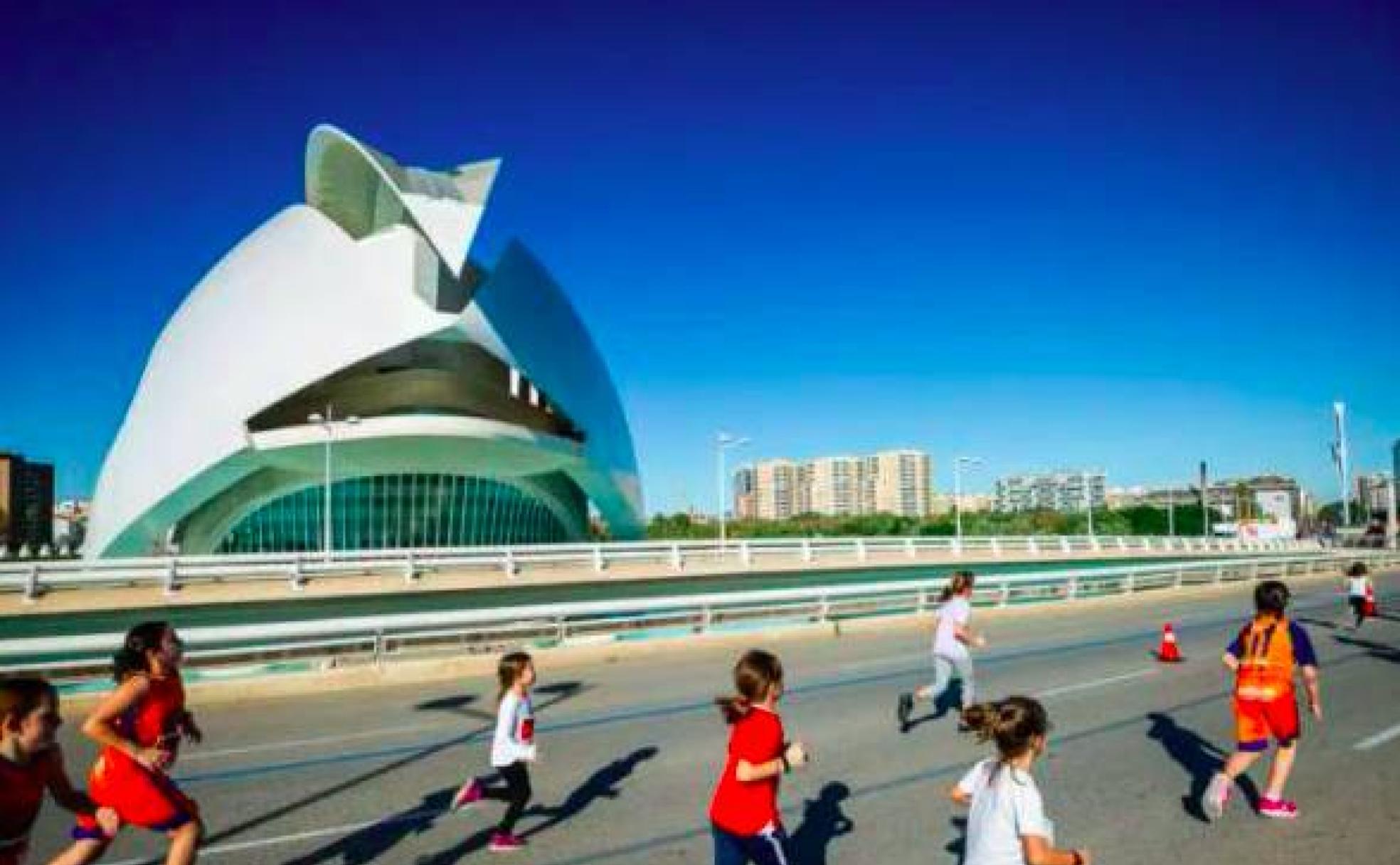 Niños disfrutan de su participación en el Mini Maratón de Valencia en la edición de 2018 en el contexto del Maratón Valencia Trinidad Alfonso EDP del último año prepandémico. 