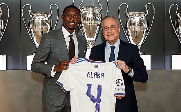 David Alaba, junto a Florentino Pérez, en su presentación como jugador del Real Madrid. 