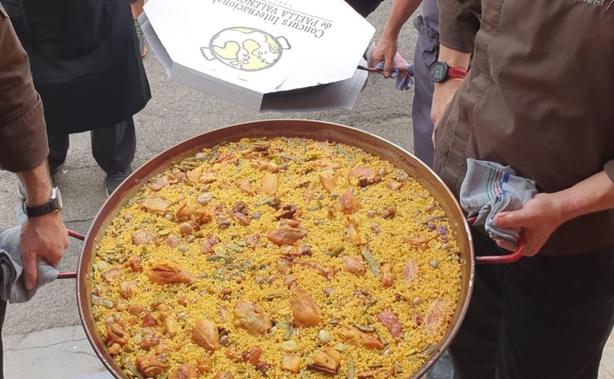 Paella tradicional valenciana. 