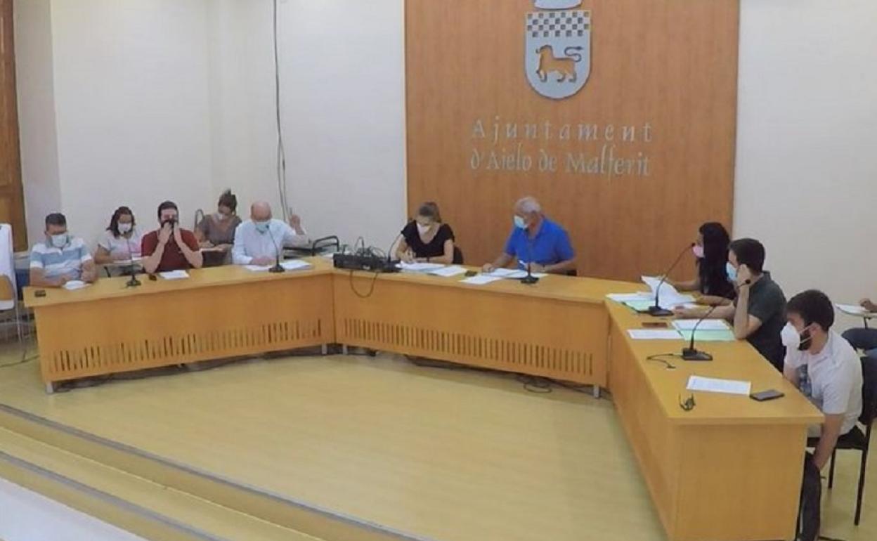 La corporación municipal de Aielo, en sesión plenaria, al dado el visto bueno a la adhesión al Fons. 