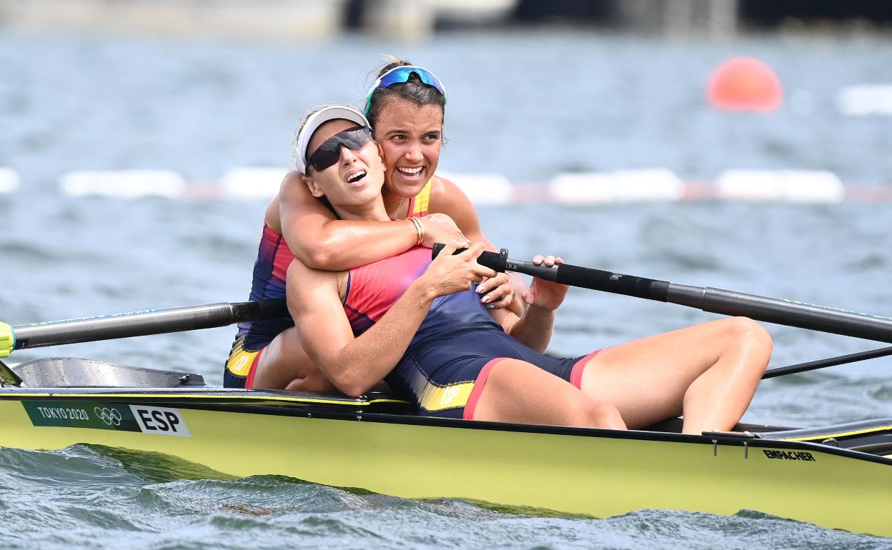 Aina Cid y Virginia Díaz celebran su clasificación para la final de dos sin timonel.