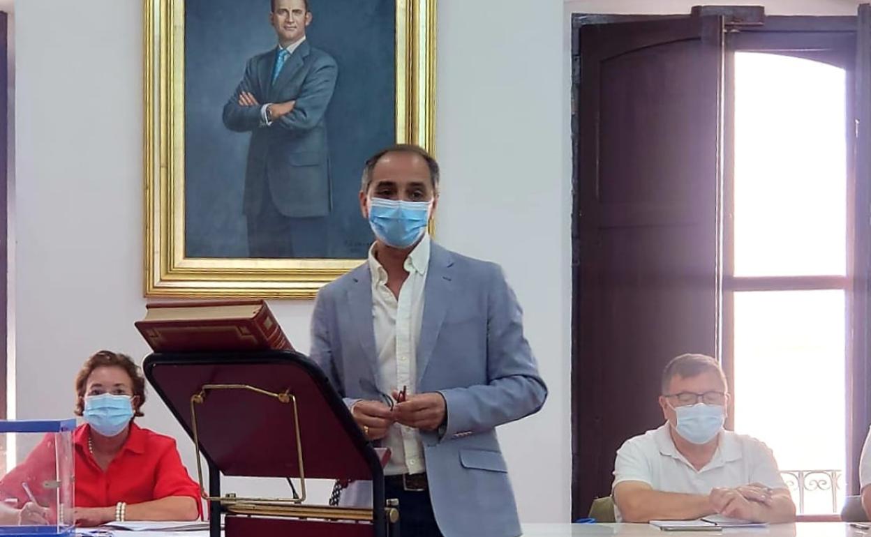 Román Garrigós, en el momento de su investidura como alcalde de Villalonga. 