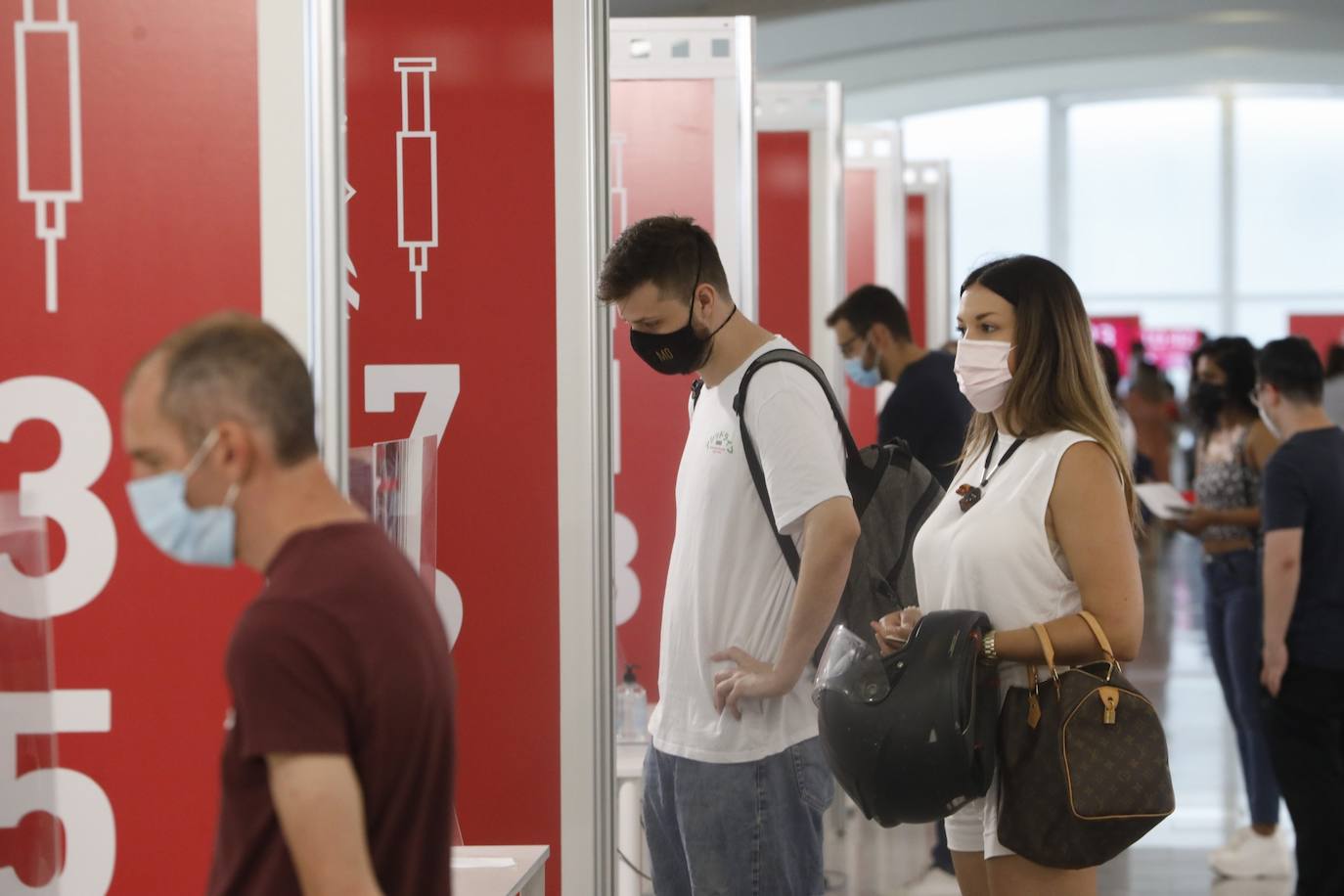 Este miércoles se ha iniciado en la Comunitat la vacunación masiva de los jóvenes de entre 20 y 29 años de edad, dos semanas antes de lo previsto en la campaña de inmunización.