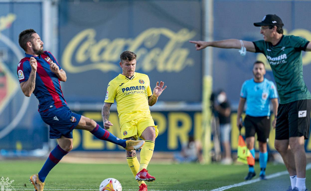 Jorge Miramón disputando un balón con Alberto Moreno