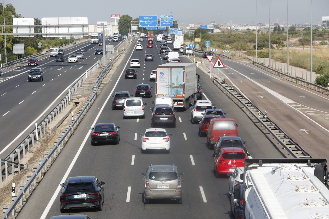 Un accidente en la A-7 a la altura de Bétera, en sentido hacia Alicante, ha colapsado el bypass en plena Operación Salida. El suceso se ha producido pasadas las 18 horas en el punto kilométrico 320 y ha generado un atasco de 16 kilómetros según el Centro de Gestión de Tráfico de la DGT. 