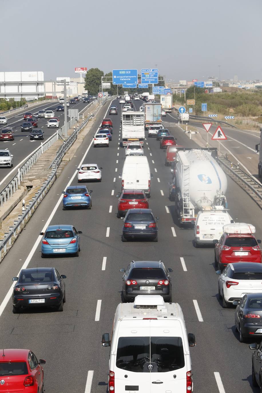 Un accidente en la A-7 a la altura de Bétera, en sentido hacia Alicante, ha colapsado el bypass en plena Operación Salida. El suceso se ha producido pasadas las 18 horas en el punto kilométrico 320 y ha generado un atasco de 16 kilómetros según el Centro de Gestión de Tráfico de la DGT. 