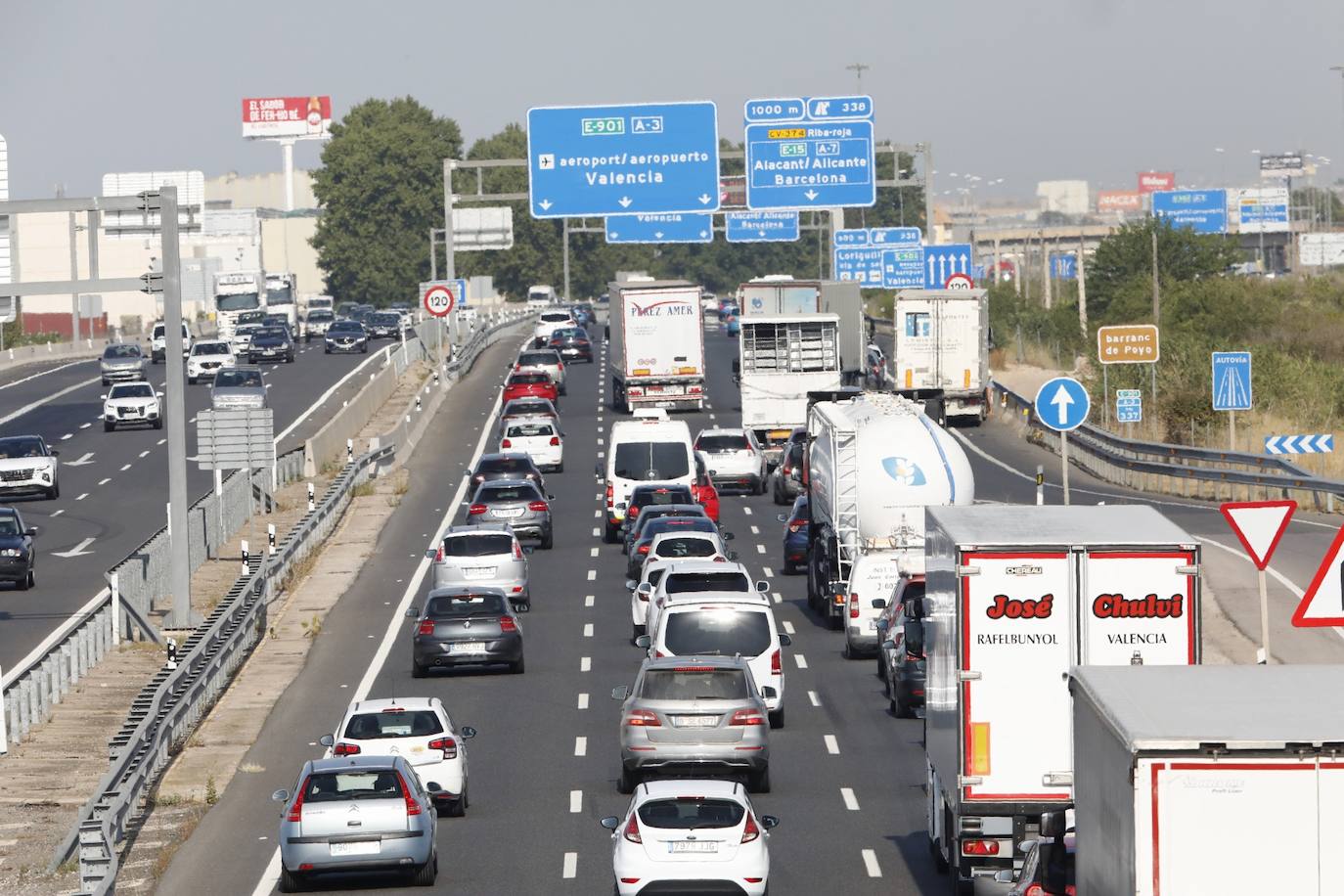 Un accidente en la A-7 a la altura de Bétera, en sentido hacia Alicante, ha colapsado el bypass en plena Operación Salida. El suceso se ha producido pasadas las 18 horas en el punto kilométrico 320 y ha generado un atasco de 16 kilómetros según el Centro de Gestión de Tráfico de la DGT. 