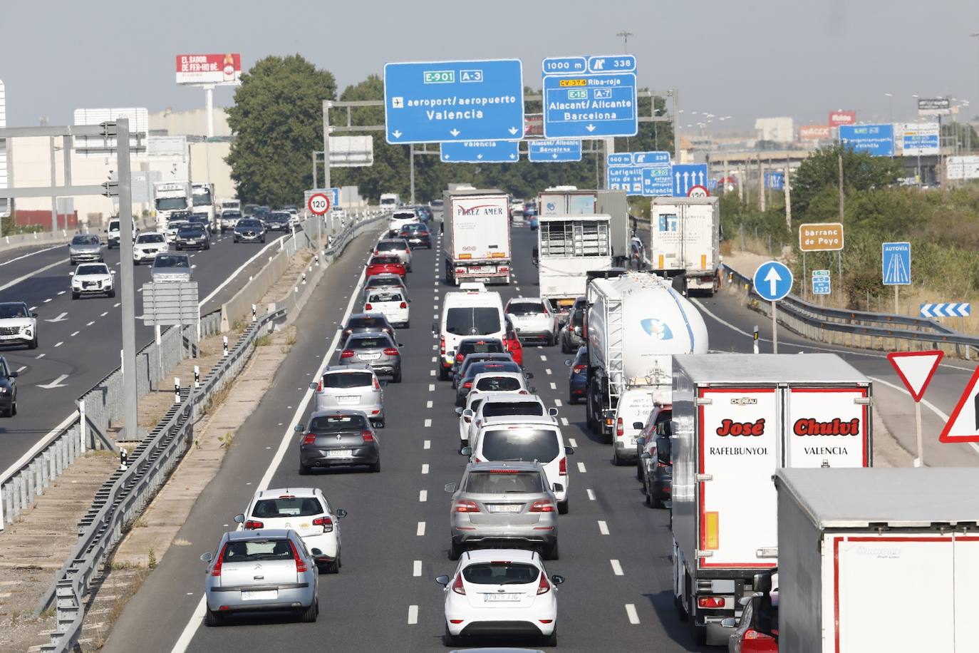 Un accidente en la A-7 a la altura de Bétera, en sentido hacia Alicante, ha colapsado el bypass en plena Operación Salida. El suceso se ha producido pasadas las 18 horas en el punto kilométrico 320 y ha generado un atasco de 16 kilómetros según el Centro de Gestión de Tráfico de la DGT. 