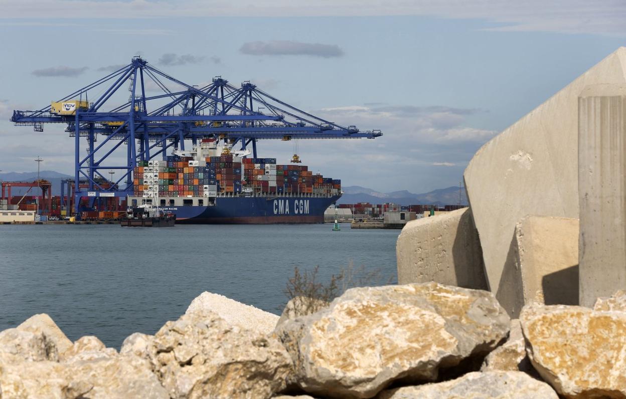 Un portacontenedores en el puerto de Valencia. jesús signes