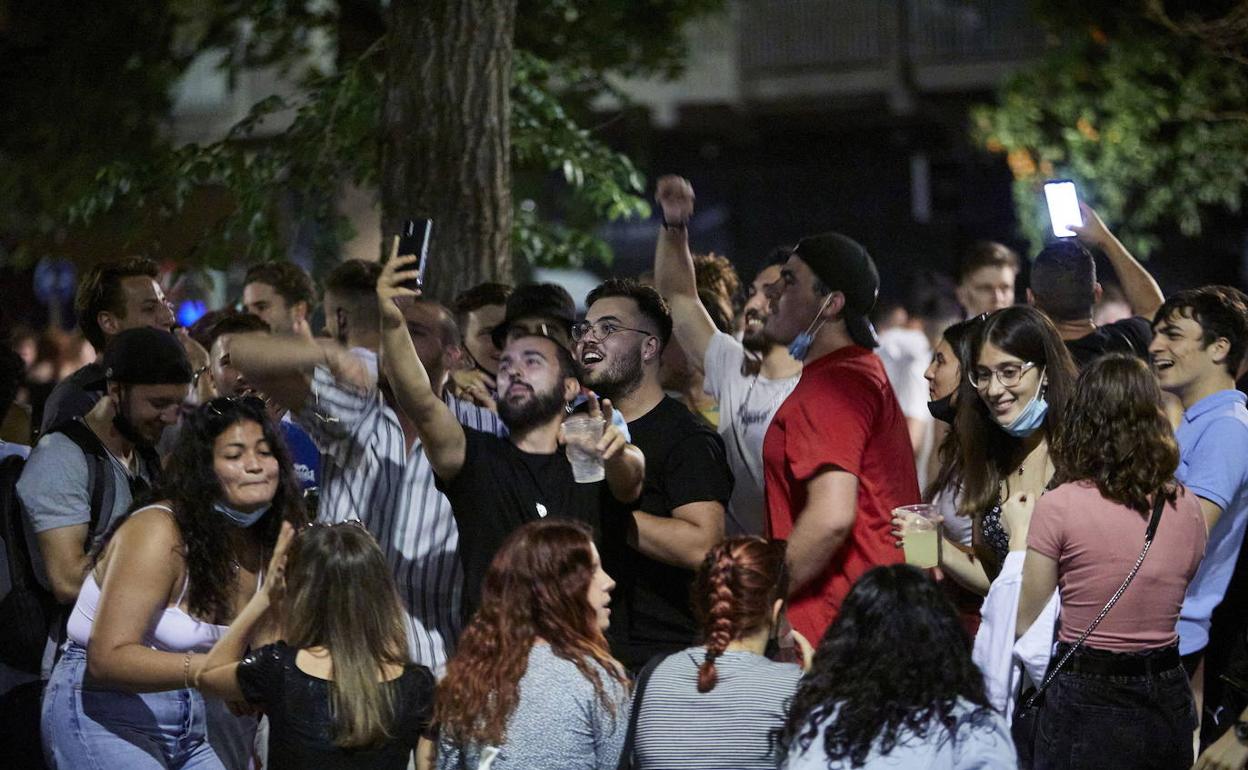 Un grupo de jóvenes, durante una fiesta en la plaza de Honduras.