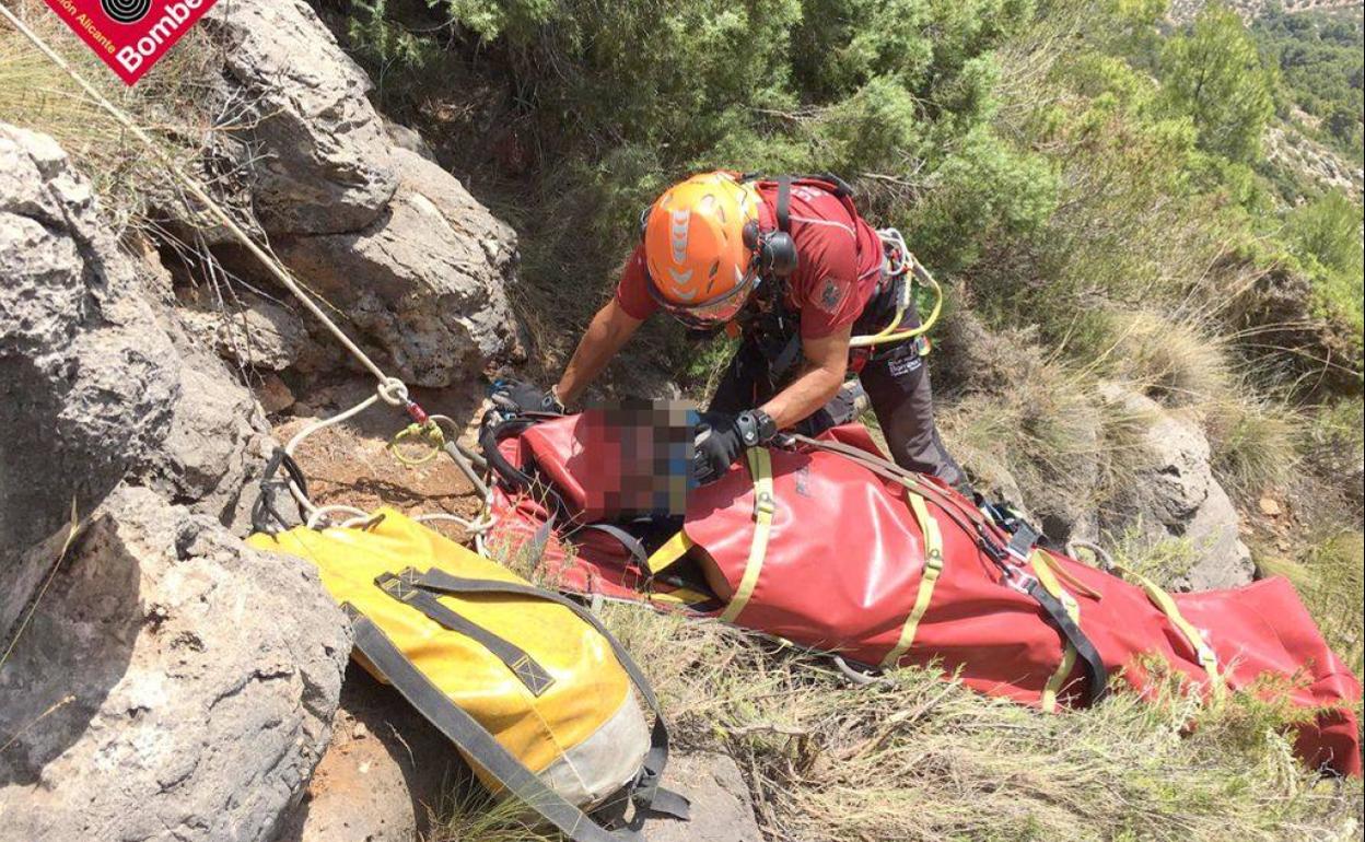 El hombre ha tenido que ser traslado al hospital de Alcoy en helicóptero. 