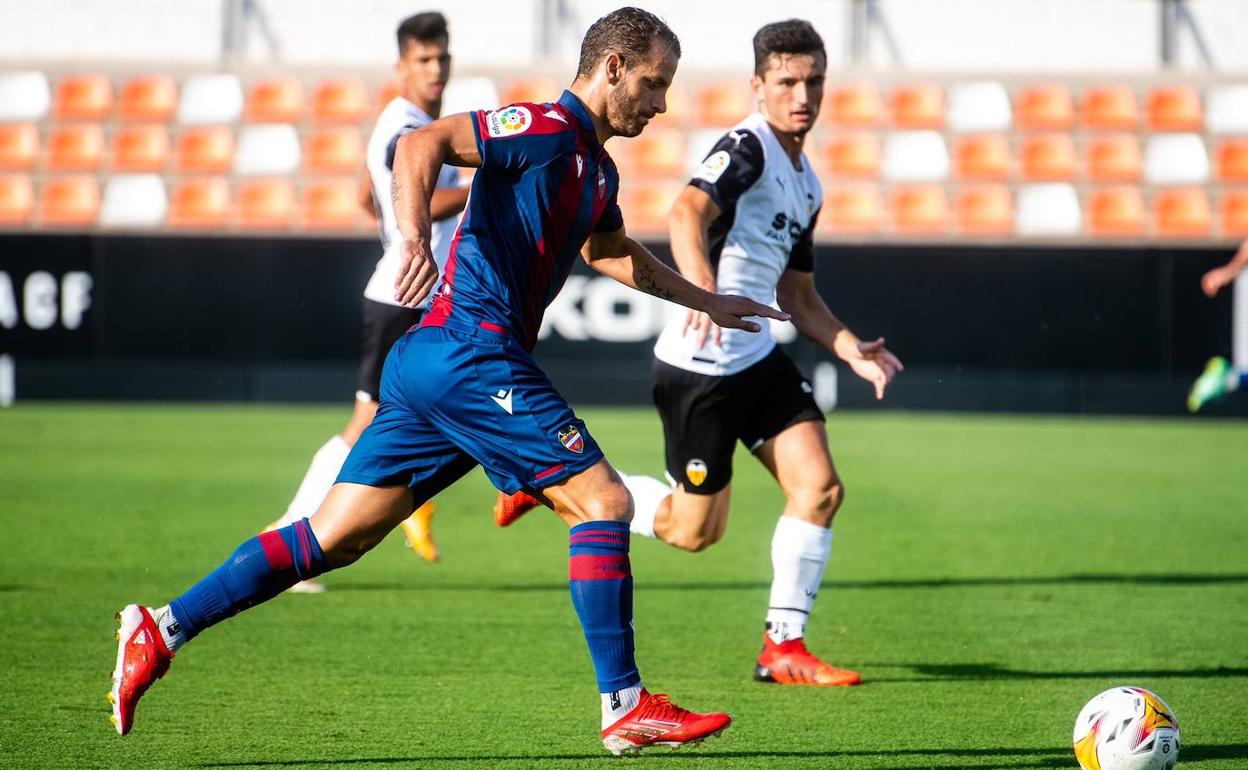 Soldado disputa un balón con Guillamón